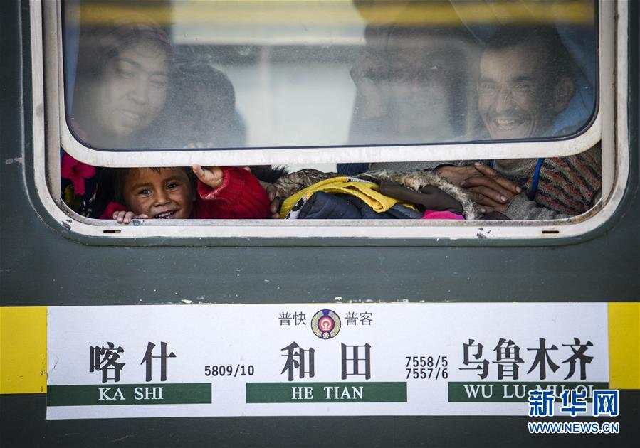 砂漠の端を走る「ミニ普通列車」　和田地區(qū)の移動便利に