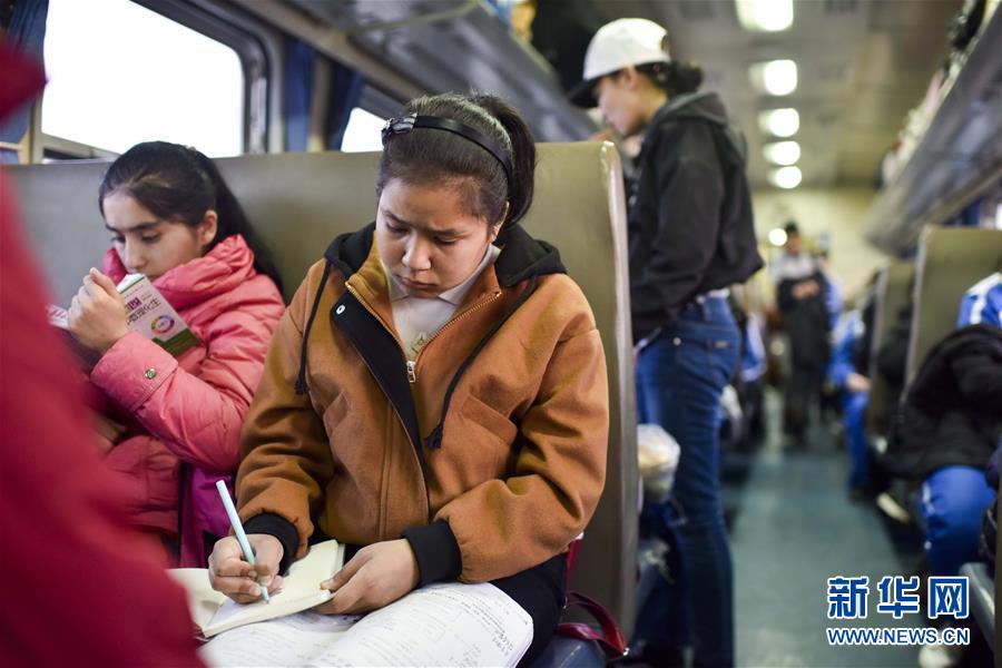 砂漠の端を走る「ミニ普通列車」　和田地區(qū)の移動便利に