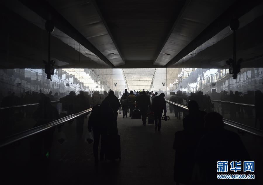 砂漠の端を走る「ミニ普通列車」　和田地區(qū)の移動便利に