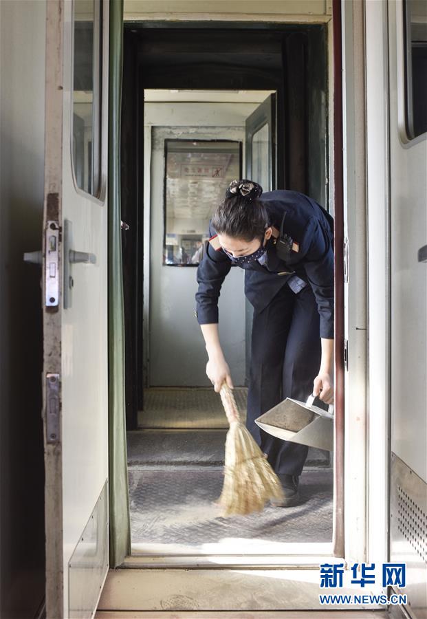 砂漠の端を走る「ミニ普通列車(chē)」　和田地區(qū)の移動(dòng)便利に