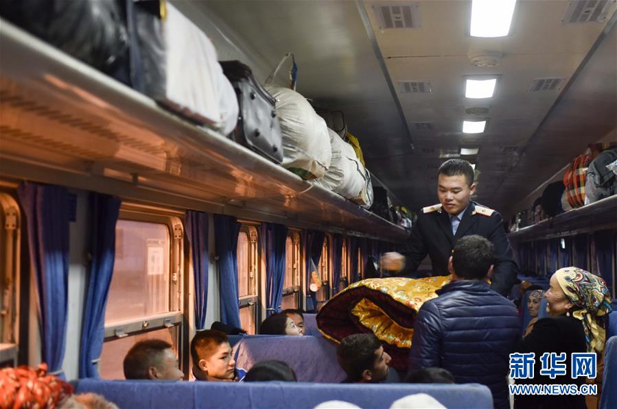 砂漠の端を走る「ミニ普通列車」　和田地區(qū)の移動便利に