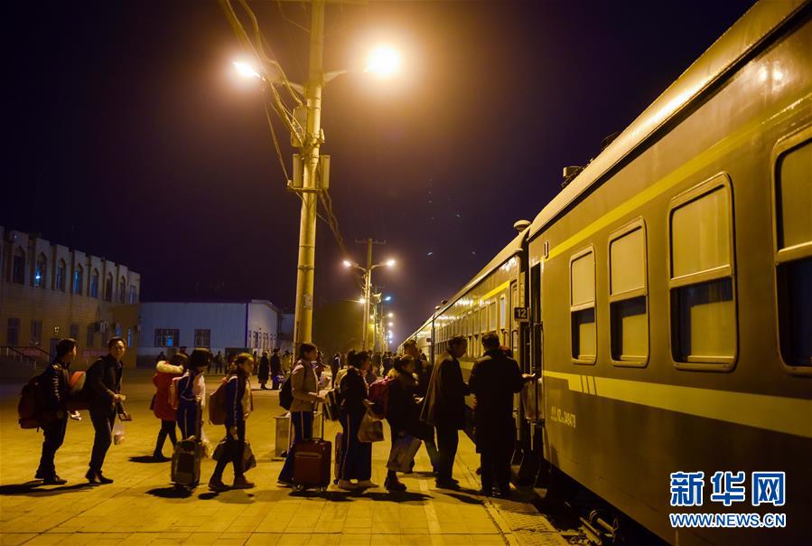 砂漠の端を走る「ミニ普通列車」　和田地區(qū)の移動便利に