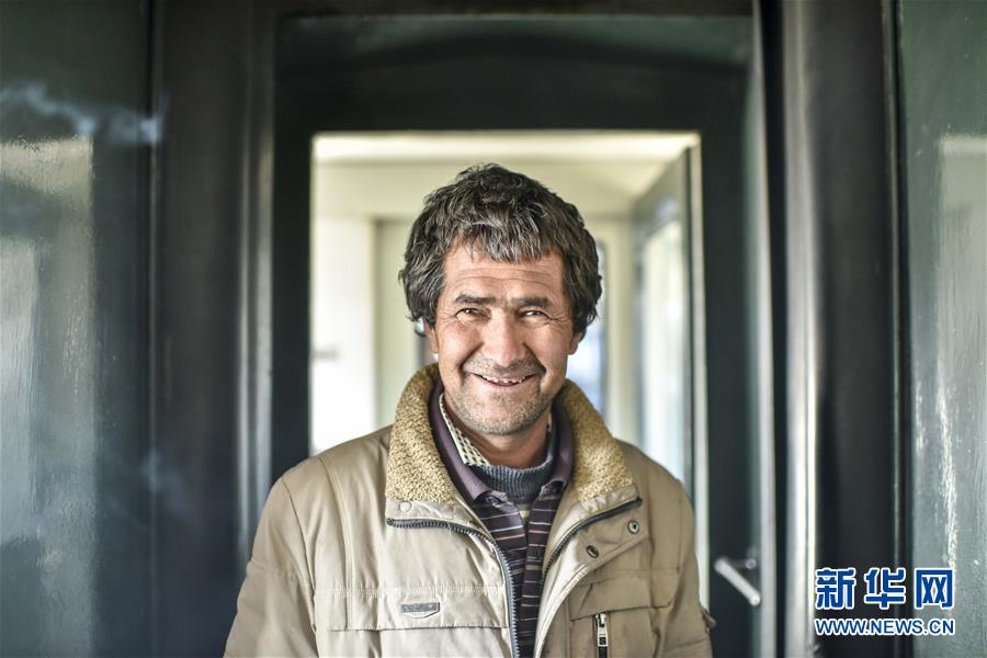 砂漠の端を走る「ミニ普通列車」　和田地區(qū)の移動(dòng)便利に