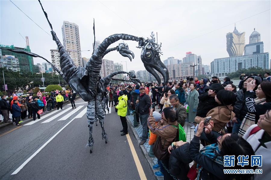 澳門祖國復(fù)帰18周年記念パレード開催