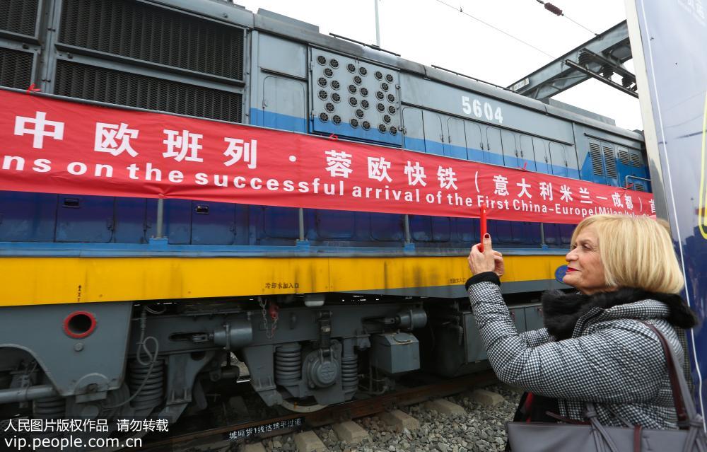 成都-ミラノ區(qū)間の中歐班列、初のテスト運(yùn)行列車が成都に無事到著