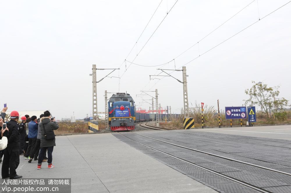 成都-ミラノ區(qū)間の中歐班列、初のテスト運行列車が成都に無事到著