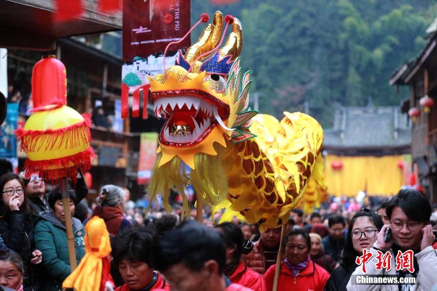 ブタを擔(dān)いで市中を練り歩く「年豬文化観光フェスティバル」　四川省