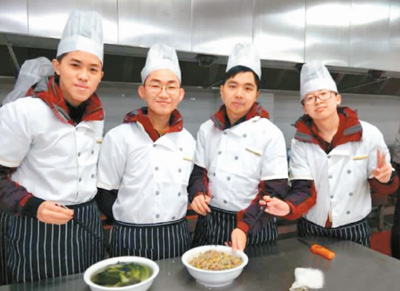 揚州チャーハンの作り方を學ぶ華人系マレーシア少年