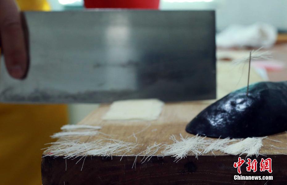 針の穴より細(xì)い！上海ギネス記録に登録された「最も細(xì)い手作り麺」　