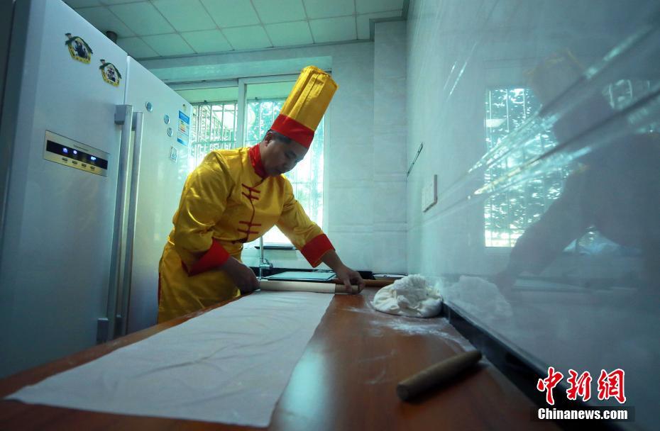 針の穴より細(xì)い！上海ギネス記録に登録された「最も細(xì)い手作り麺」　