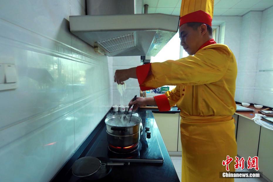 針の穴より細(xì)い！上海ギネス記録に登録された「最も細(xì)い手作り麺」　