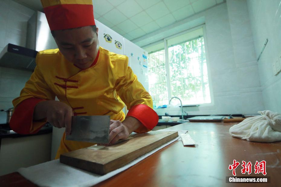 針の穴より細(xì)い！上海ギネス記録に登録された「最も細(xì)い手作り麺」　