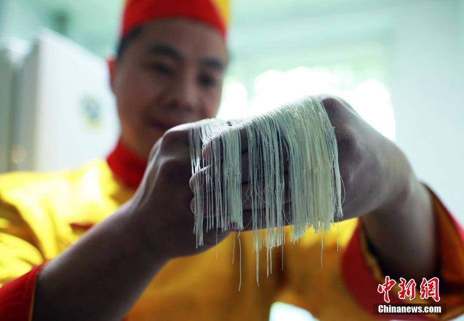 針の穴より細(xì)い！上海ギネス記録に登録された「最も細(xì)い手作り麺」　