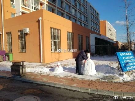 「不細工」な雪だるまに不満？　大學の守衛(wèi)さんが學生に一言