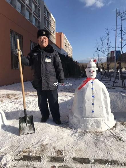 「不細(xì)工」な雪だるまに不満？　大學(xué)の守衛(wèi)さんが學(xué)生に一言