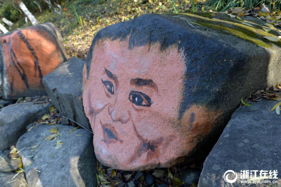 杭州市の川辺の巖に「パンダ」や「馬雲(yún)會長」の絵 浙江省