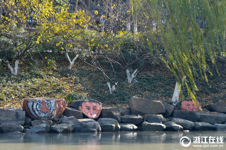 杭州市の川辺の巖に「パンダ」や「馬雲(yún)會(huì)長」の絵 浙江省