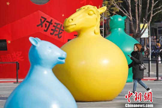 上海市の広場のカラフルな「十二支」オブジェ　