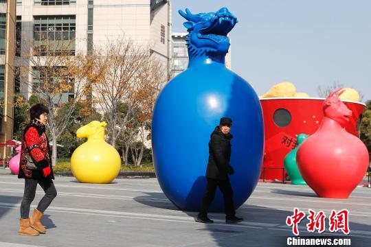 上海市の広場(chǎng)のカラフルな「十二支」オブジェ　