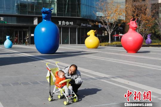 上海市の広場(chǎng)のカラフルな「十二支」オブジェ　