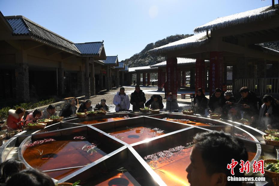 雪山で冷たさと熱さを両方楽しめる激辛「巨大火鍋」登場(chǎng)　重慶市