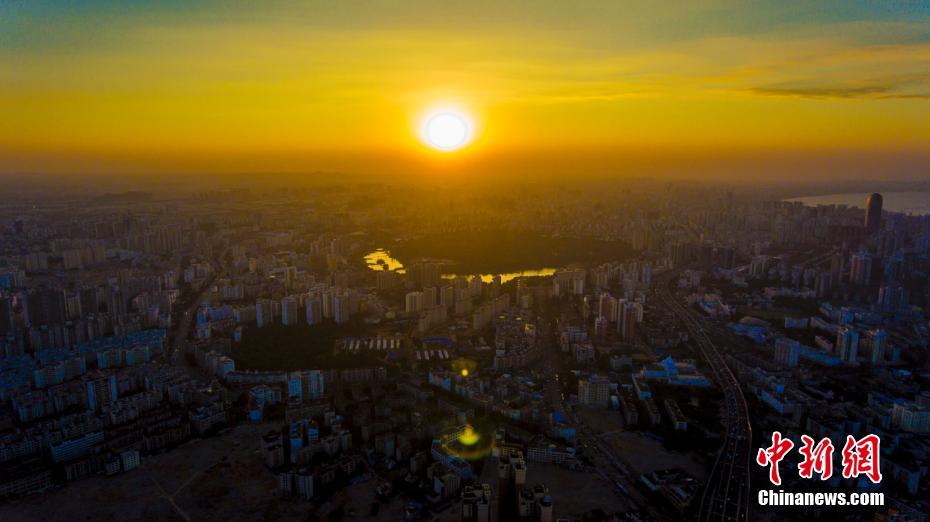 冬日の?？谑?、溫もり帯びた夕日が都市を照らす　海南省　