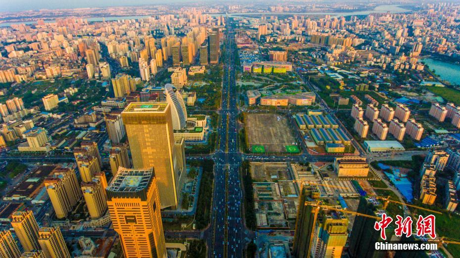 冬日の?？谑?、溫もり帯びた夕日が都市を照らす　海南省　