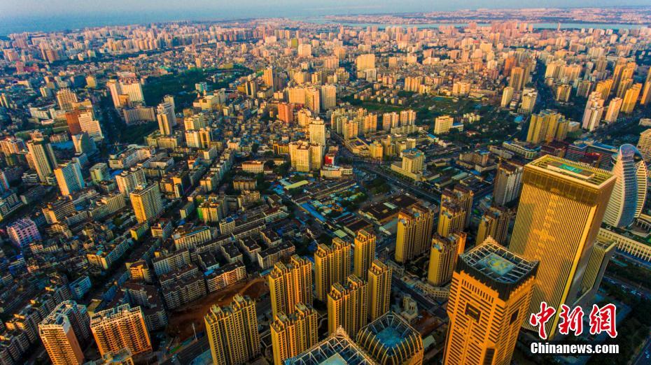 冬日の?？谑?、溫もり帯びた夕日が都市を照らす　海南省　