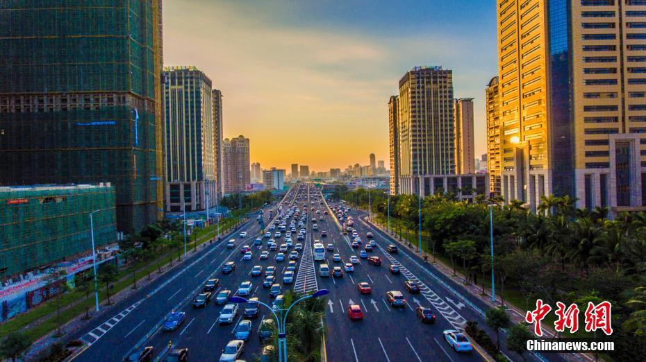 冬日の海口市、溫もり帯びた夕日が都市を照らす　海南省　