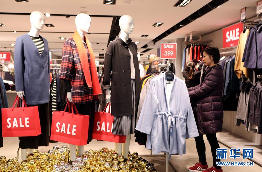 クリスマスと新年を前に、香港のバーゲンセールがスタート
