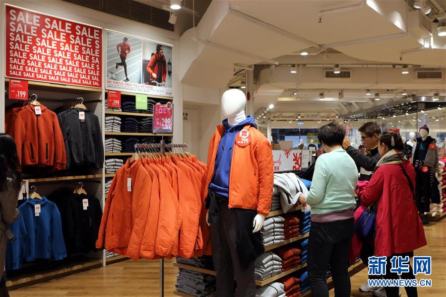 クリスマスと新年を前に、香港のバーゲンセールがスタート