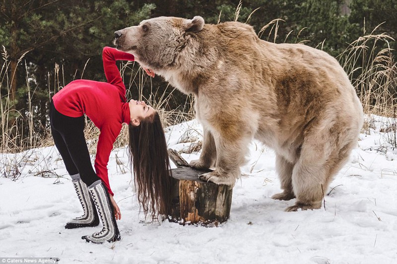 體操女子、雪の世界で熊とパフォーマンス