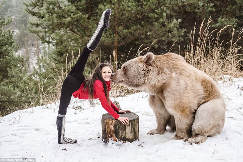 體操女子、雪の世界で熊とパフォーマンス