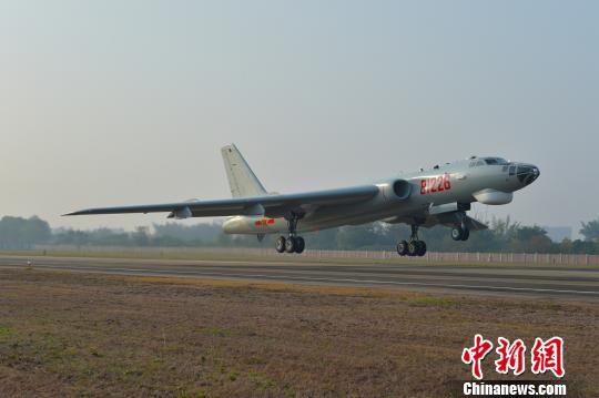 南海艦隊航空部隊が遠(yuǎn)洋艦載機実戦的対抗訓(xùn)練を?qū)g施