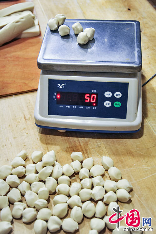 冬至には餃子を食べる中國の伝統(tǒng)的な風習