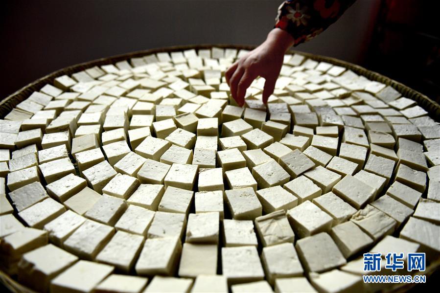 湖北?恩施 伝統(tǒng)食品「カビ豆腐」作りがスタート