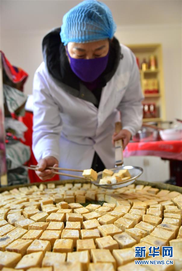 湖北?恩施 伝統(tǒng)食品「カビ豆腐」作りがスタート