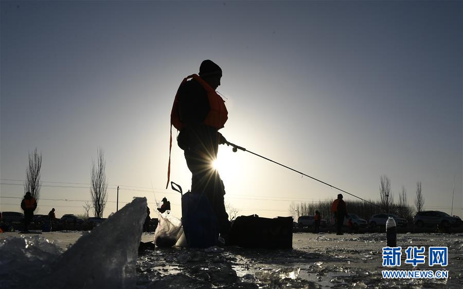 氷上の熱き戦い　寧夏で「冬季氷上釣り大會(huì)」開催