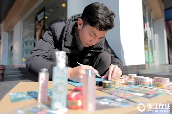 「90後」のイケメン、杭州の街頭で口紅ケースデコの店をオープン