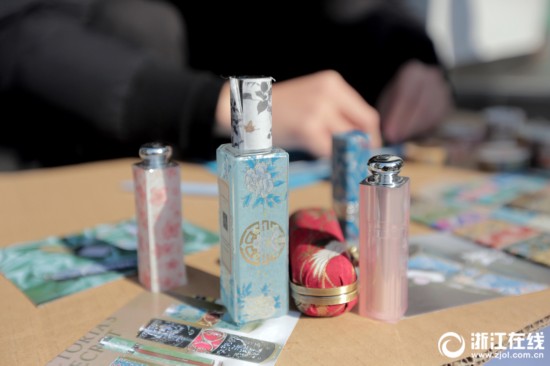 「90後」のイケメン、杭州の街頭で口紅ケースデコの店をオープン