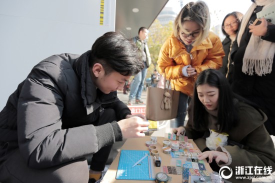 「90後」のイケメン、杭州の街頭で口紅ケースデコの店をオープン