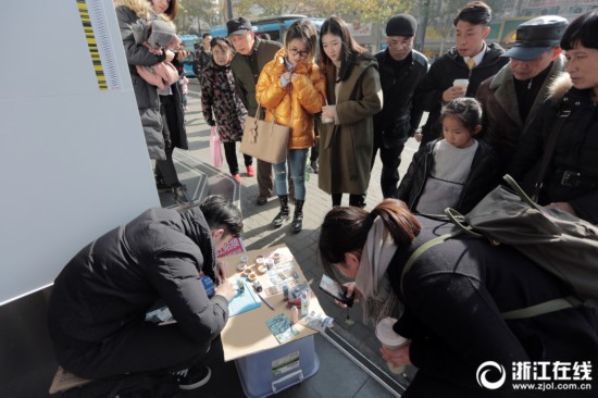 「90後」のイケメン、杭州の街頭で口紅ケースデコの店をオープン