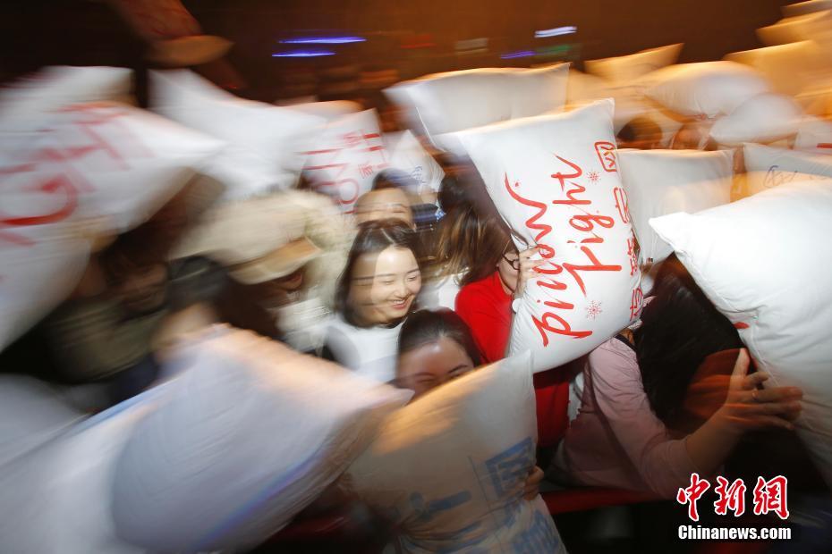 ストレス解消効果バツグン？上海で「まくら投げ」イベント