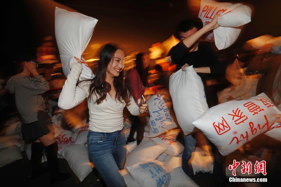 ストレス解消効果バツグン？上海で「まくら投げ」イベント