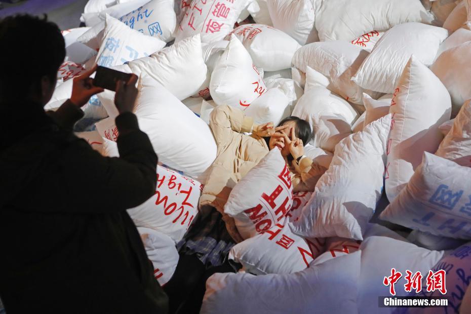 ストレス解消効果バツグン？上海で「まくら投げ」イベント