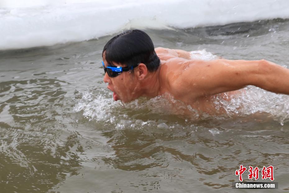 気溫マイナス18度の中、極寒の湖に挑む寒中水泳スイマーたち　黒竜江省