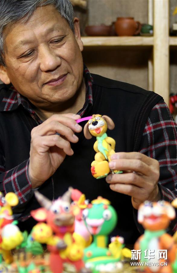 十二支作りで新年の準備をするしん粉細工職人　 山東省