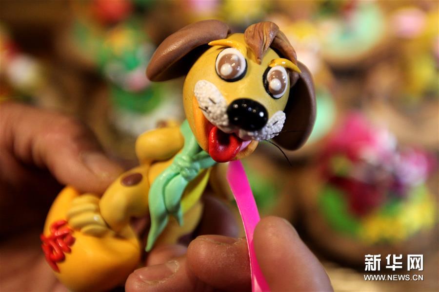 十二支作りで新年の準(zhǔn)備をするしん粉細(xì)工職人　 山東省