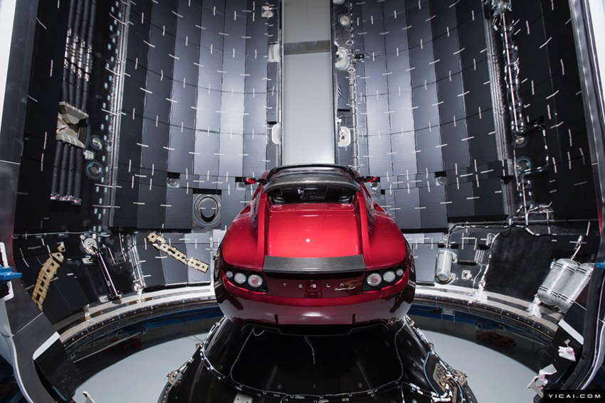 テスラEV　ロケット搭載で火星軌道へ