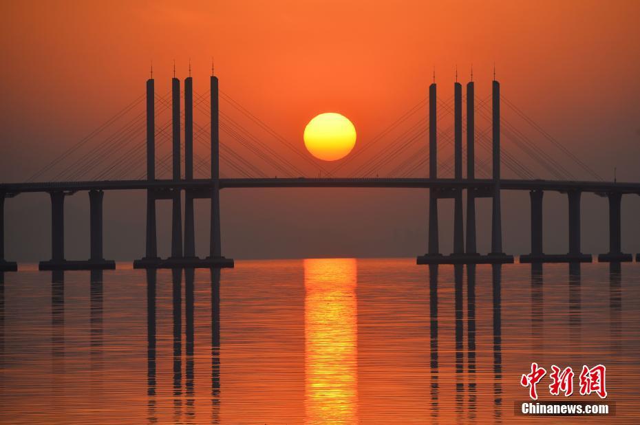 まるで「虹の橋」のように美しい風(fēng)景　夕日に照らされた海と大橋　山東省